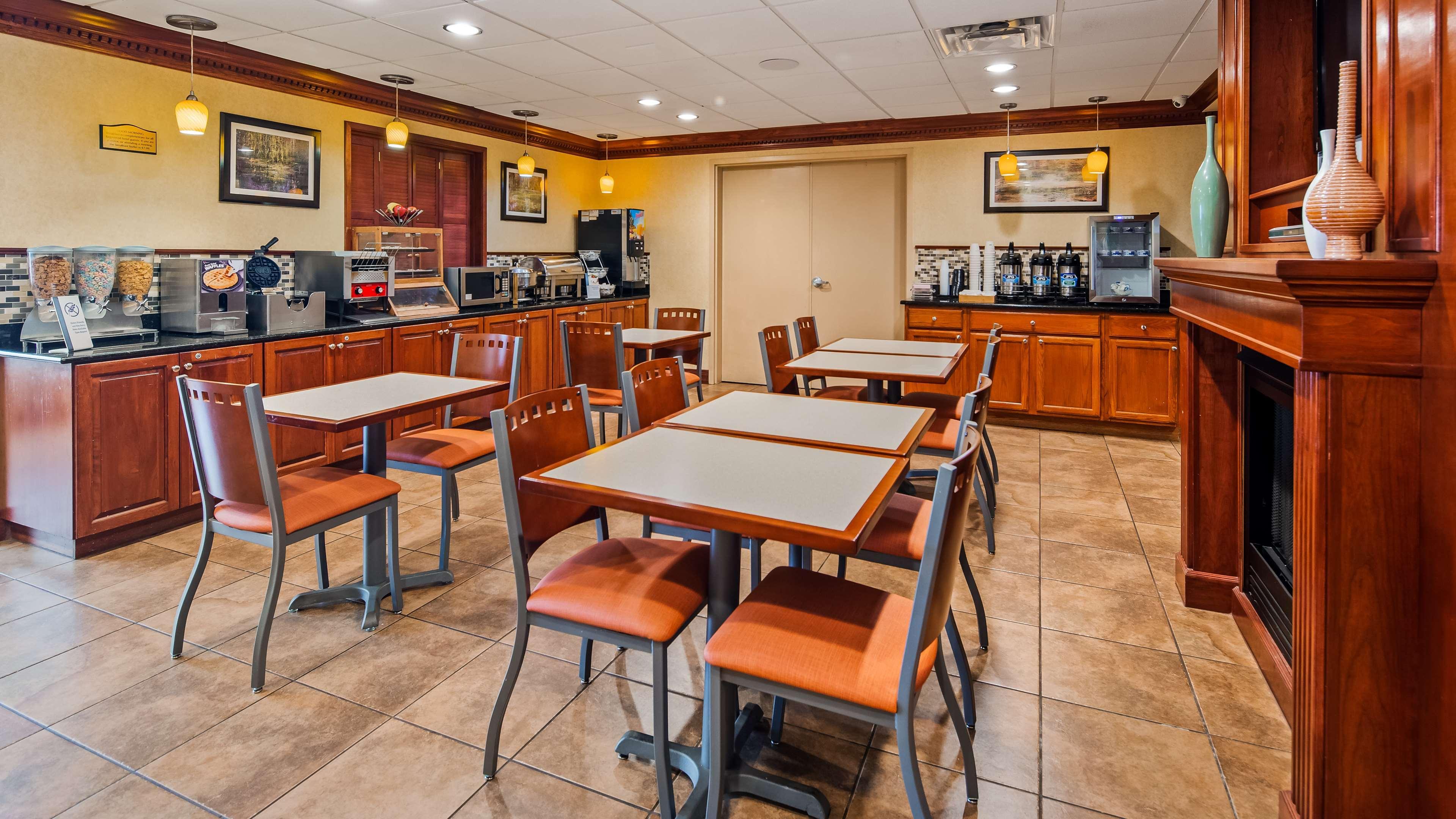 Best Western Plus Strawberry Inn & Suites Knoxville Exterior photo